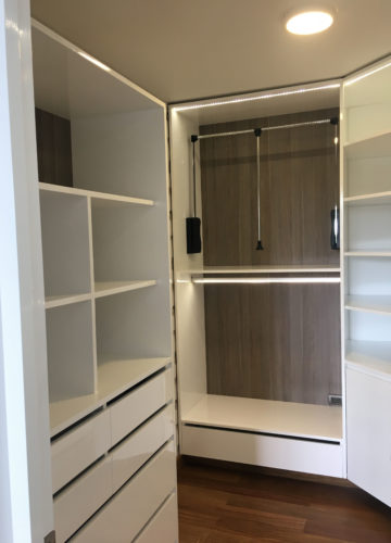 Mini walking closet