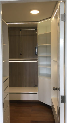 Mini walking closet
